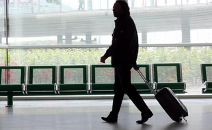 Un voyageur à l'aéroport de Bordeaux-Mérignac le 11 juin 2013