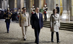 Le président égyptien Abdel-Fattah el-Sissi (centre) passe en revue une troupe de g
ardes d'honneur en compagnie du ministre français de la Défense Florence Parly.
