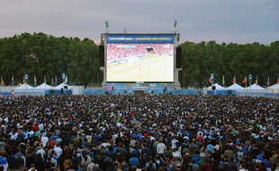 La fan-zone de Bordeaux, située place des Quinconces, lors du match entre l'équipe de France et l'Albanie, le 17 juin 2016. / AFP PHOTO / NICOLAS TUCAT