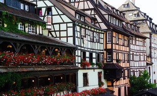 De nombreuses locations saisonnières peuvent être trouvées dans le quartier de la Petite France.