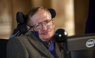 Stephen Hawking à la première du biopic consacré à sa vie, «Hawking», à Cambridge le 19 septembre 2013.
