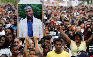 Environ 1.500 personnes ont défilé à Beaumont-sur-Oise en hommage à Adama Traoré, samedi 21 juillet.