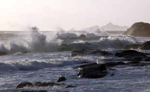 Des vagues sur le littoral Corse, lors d'une précédente tempête (archives).