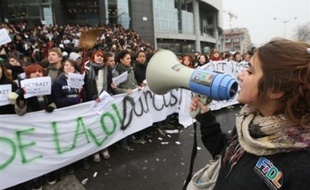 Les lycéens sont appelés à une journée de mobilisation jeudi, prélude à un mois où syndicats enseignants et organisations lycéennes entendent hausser le ton pour faire reculer Xavier Darcos sur les suppressions de postes, après le report en décembre de la réforme du lycée.