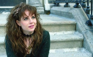 Lucy Boynton dans Sing Street de John Carney