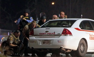 Des policiers en faction devant le poste de police de Ferguson, le 12 mars 2015.
AP Photo/St. Louis Post-Dispatch, Laurie Skrivan