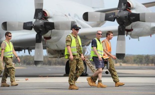 Du personnel au sol près d'un avion de l'armée australienne, à la base de Pearce, près de Perth le 25 mars 2014
