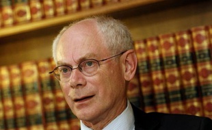 Le président de l'UE, Herman Van Rompuy, a annoncé jeudi qu'il allait entamer la semaine prochaine ses consultations sur le renforcement de l'Union économique et monétaire, qu'il propose de doter d'un "budget central", avec une émission limitée de dette commune, pour réduire les risques de contagion.