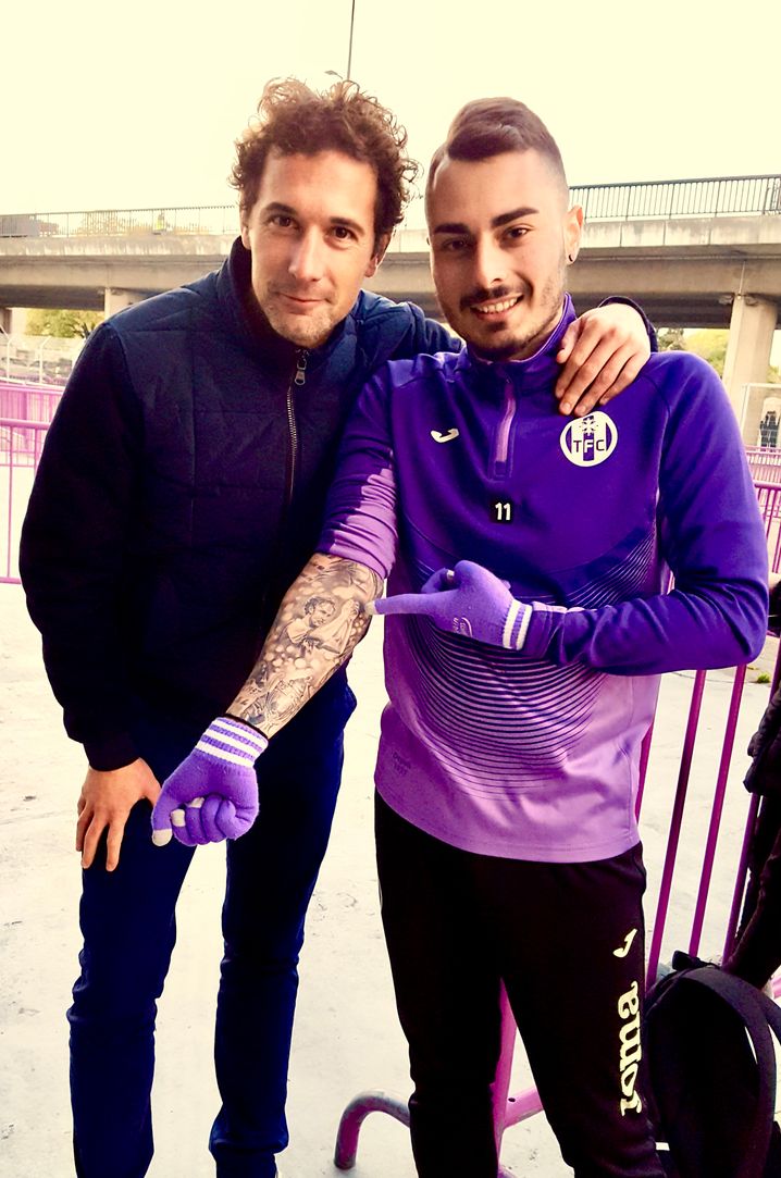 Andreas Nittis, fan chypriote du TFC, à côté de Pantxi Sirieix, joueur emblématique du club qu'il s'est fait tatouer sur son avant-bras droit.