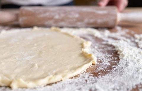 Pâte qui colle, pâte qui casse : le geste simple que les pros n’oublient jamais pour réussir à tous les coups