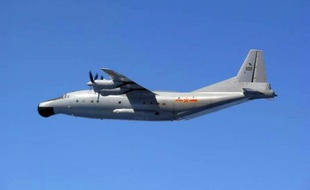 Photo fournie par le Ministère de la Défense japonais montrant un avion militaire chinois évoluant entre Okinawa et l'île de Miyako, le 24 juillet 2013