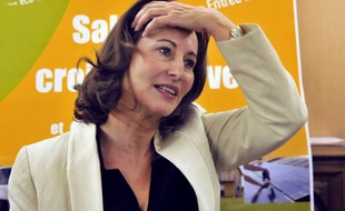 Ségolène Royal (PS) a tendu lundi la main aux centristes, qui ont été selon elle "très mal traités" lors du remaniement du gouvernement, et appelé les socialistes à accélérer la préparation de la présidentielle de 2012.