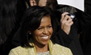 Michelle Obama, la "première Première Dame noire" des Etats-Unis, a grandi dans les faubourgs pauvres de Chicago (nord), où cette brillante juriste a vécu de près les inégalités de la société américaine.