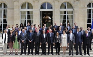 Le décret relatif à la réduction de 30% des rémunérations du président de la République, du Premier ministre et des membres du gouvernement sera présenté mercredi en Conseil des ministres, a-t-on appris de source gouvernementale mardi.