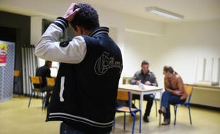 Un détenu (premier plan) rencontre des professionnels afin de s'entraîner à l'entretien d'embauche, à l'occasion de la "semaine de l'emploi" dans la prison de La Talaudière, près de Saint-Etienne (Rhône-Alpes), le 12 octobre 2015