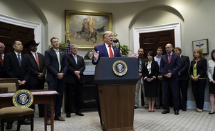Le président Donald Trump répond aux questions des journalistes lors d'un événement sur «la transparence des directives et de l'application des lois fédérales» à la Maison Blanche, le 9 octobre 2019