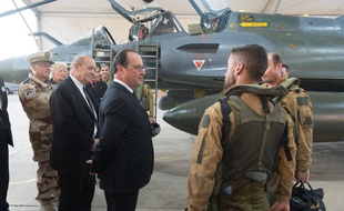 François Hollande visite la base aérienne française en Jordanie, mardi 19 avril.