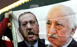 Les portraits de Recep Tayyip Erdogan et Fethullah Gulen brandis lors d'une manifestation contre le gouvernement le 30 décembre 2013 à Istanbul