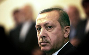 Plus d'une centaine de magistrats en poste à Istanbul ont été mutés, dont deux des procureurs en charge de l'enquête anticorruption qui éclabousse le Premier ministre turc Recep Tayyip Erdogan, ont rapporté mercredi les médias turcs.