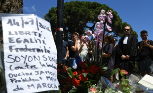 Un mémorial improvisé avec des fleurs et des mots non loin des lieux où au moins 84 personnes sont mortes, fauchées par un camion sur la Promenade des Anglais à Nice, le 15 juillet 2016