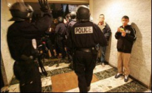 Les émeutes qui ont secoué l'an dernier les banlieues françaises ont révélé au reste du monde un pays incapable de réduire ses fractures, mais, de Bruxelles à Washington, elles ont souvent été interprétées à la lumière des problèmes d'intégration propres à chaque pays.