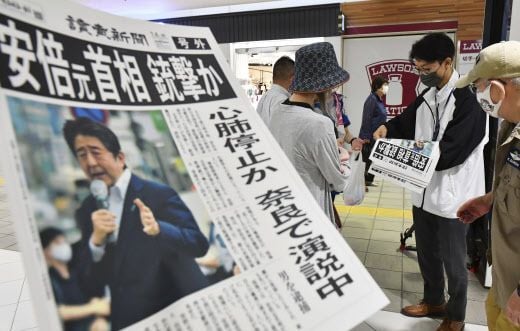 La une des journaux japonais au lendemain de l'attaque à l'encontre de l'ex-Premier ministre Shinzo Abe. 