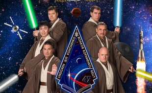 Les six astronautes qui participeront à l'Expedition 45 à bord de la Station spatiale internationale ont pris la pose déguisés en Jedi.
