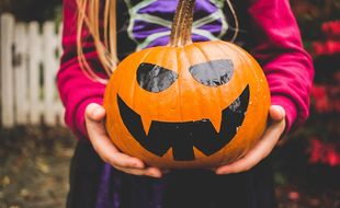 Une petite fille fête Halloween