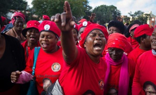 Des manifestants du Mouvement pour le changement démocratique (MDC) appellent au départ du président zimbabwéen Robert Mugabe, le 28 mai 2016 à Bulawayo, la deuxième ville du pays