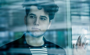 Le chanteur Gjon's Tears, candidat de la Suisse à l'Eurovision.