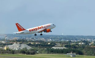 Un avion décolle depuis l'aéroport Nantes-Atlantique.