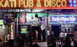 Les bars et enseignes fluorescentes du quartier de Wanchai, le 4 novembre 2014 à Hong Kong