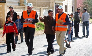 Le chef des observateurs en Syrie, chargé de veiller à l'application du plan arabe de sortie de crise, présente dimanche son premier rapport à la Ligue arabe sur sa mission dans un pays où les violences ont encore fait des dizaines de morts ces derniers jours.