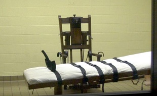 Le premier condamné à mort exécuté en 2013 aux Etats-Unis, pour avoir tué deux co-détenus alors qu'il purgeait une peine de prison à perpétuité, a choisi la chaise électrique pour son exécution qui a eu lieu mercredi soir en Virginie, ont annoncé les services pénitentiaires.