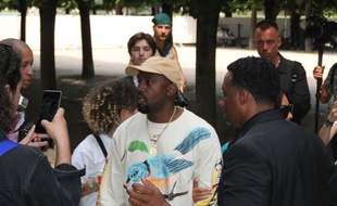 Le rappeur Kanye West à la Fashion Week de Paris