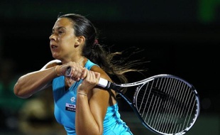 La N.1 Française Marion Bartoli n'a pas réussi son pari d'atteindre la finale du tournoi WTA de Miami, vaincue jeudi par la Polonaise Agnieszka Radwanska (N.5) dans un match où elle s'est rapidement blessée à la cuisse gauche mais qu'elle a fini tant bien que mal.