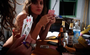 Le nouveau projet de l'artiste New Yorkais Zefrey Throwell: organiser des parties de strip poker dans une galerie d'art, à la vue des passants...