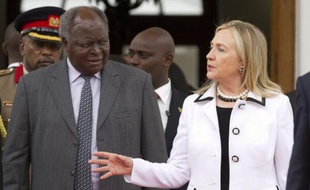La secrétaire d'Etat américaine Hillary Clinton a poursuivi samedi son périple en Afrique en exhortant le Kenya à faire de la présidentielle de 2013 un "modèle pour le monde", cinq ans après les émeutes du scrutin de 2007, et s'est félicitée de progrès en Somalie vers un Etat central.