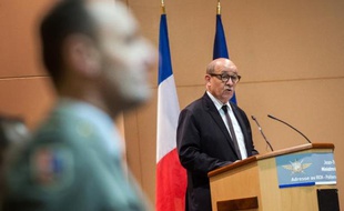 Le ministre de la Défense Jean Yves Le Drian à Poitiers le 3 mars 2014