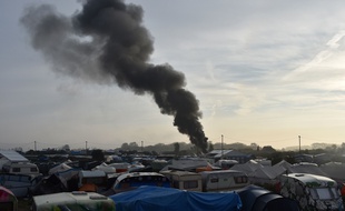 Des cabanes ont été incendiées ce mercredi dans la «Jungle» de Calais.