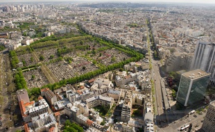 Paris le 12 avril 2011. Vue generale panoramique sur Paris et la region parisienne depuis la tour Montparnasse. Immobilier. Monuments parisiens. beau temps.