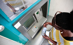 Un distributeur automatique bancaire. (Illustration)