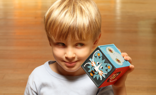 La conteuse merveilleuse s'adresse aux enfants entre 2 et 7 ans