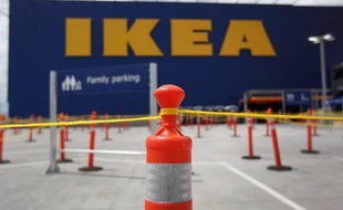 Le gouvernement indien a étendu à 100% les investissements directs étrangers dans le commerce de détail à marque unique, permettant aux groupes tels que le français Adidas ou le géant suédois Ikea, d'ouvrir leurs propres magasins dans ce pays de 1,2 milliard d'habitants.