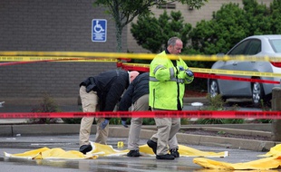 La police de Boston police enquête sur les lieux où Usaama Rahim, un islamiste présumé de 26 ans sous surveillance du FBI, a été abattu le 2 juin 2015 à Boston.