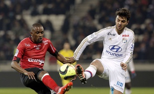 Clément Grenier, ici lors de l'un de ses rares matchs sous le maillot lyonnais, en mars 2016 face à l'EAG de Moustapha Diallo,