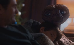 Elliott et E.T. se retrouvent 40 ans plus tard, le temps d'une publicité