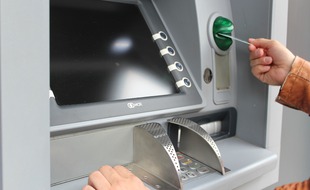 Un retrait à un distributeur automatique de billets (illustration).