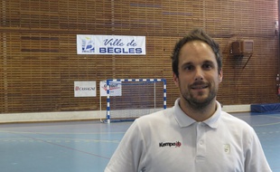 Bègles, le 4 septembre 2014 - Emmanuel Mayonnade, coach de l'UMB-B, avant la reprise du championnat de LFH