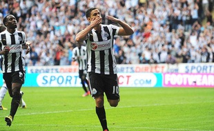 Hatem Ben Arfa célèbre son but face à Tottenham, le 18 août 2012 à Saint-James Park.